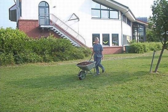 SCHULLEBEN - Schulgarten (Bild Schubkarre) (547x369)