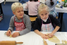 Weihnachtsbacken der Klasse 1a 2016 (7) (640x480)