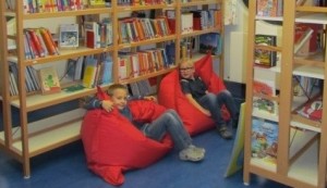 SCHULLEBEN - Bücherei (Kinder auf Sitzsäcken) (480x640)