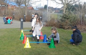UNSERE SCHULE - Schulgelände (spielende Kinder auf dem Schulhof) (640x362)